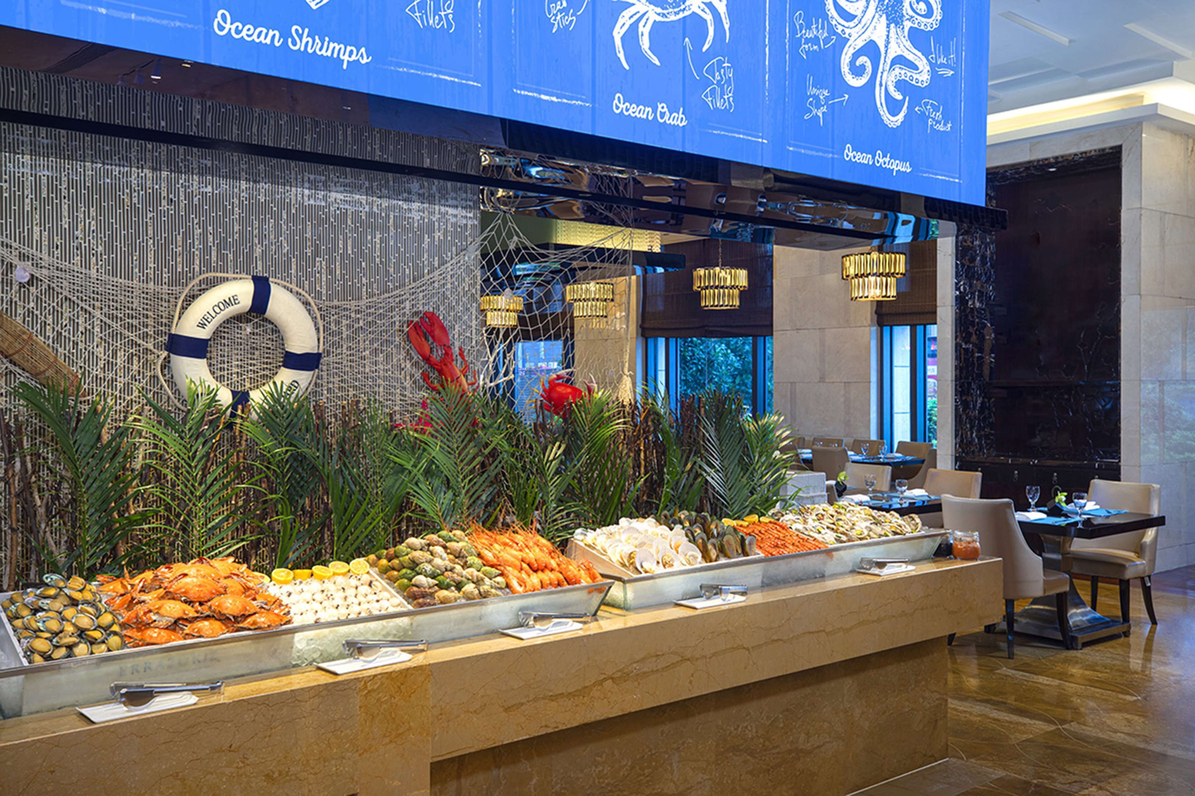 3 restaurants, breakfast served