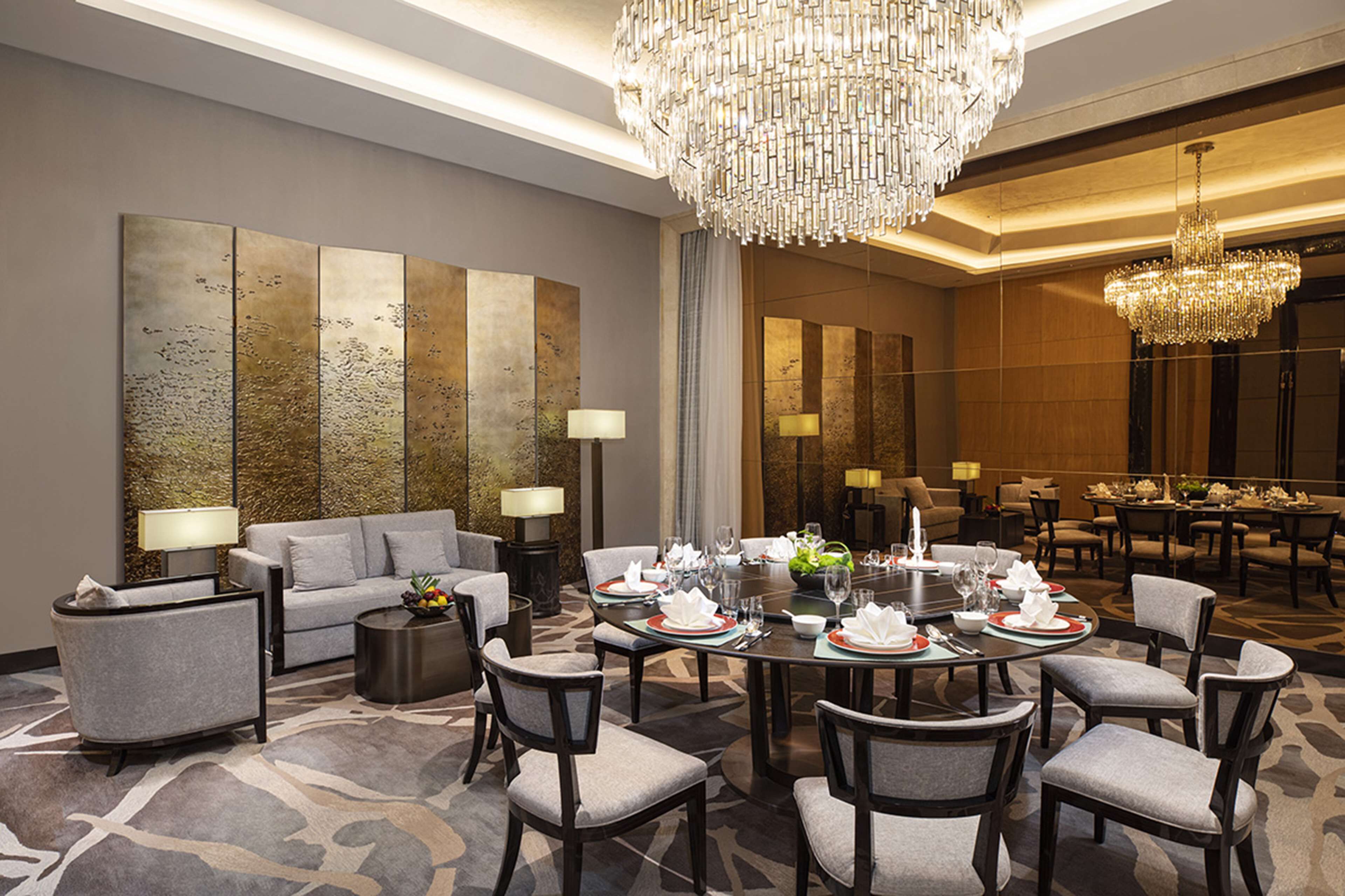 3 restaurants servant le petit déjeuner, le déjeuner et le dîner