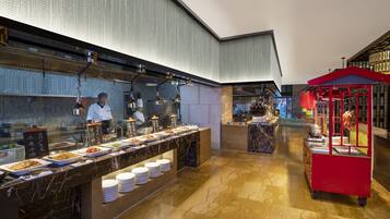 Daily buffet breakfast (CNY 182 per person)