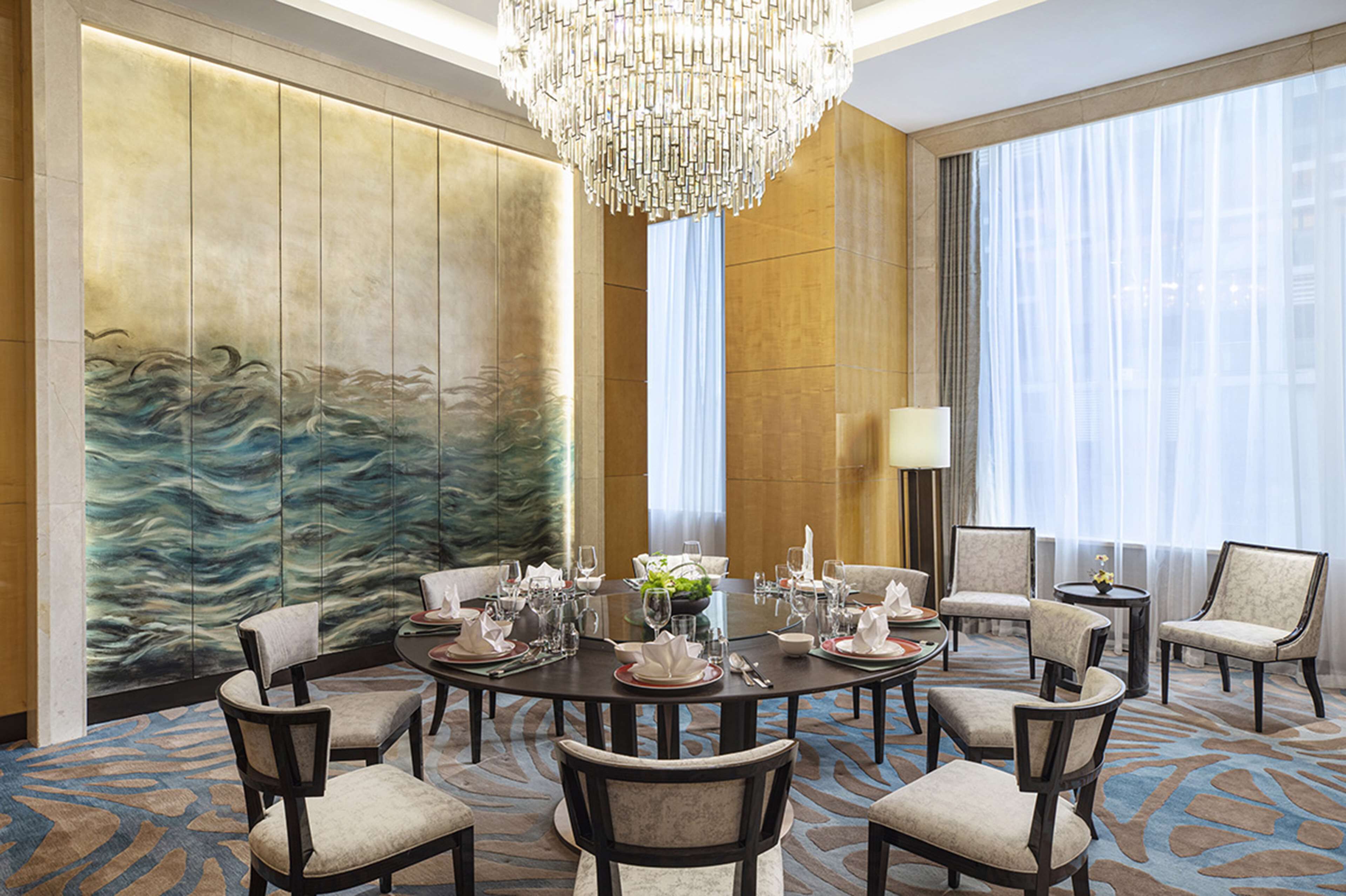 3 restaurants; breakfast, lunch, and dinner served