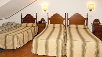 Driepersoonskamer, bubbelbad | Een kluis op de kamer, extra bedden (toeslag), gratis wifi, beddengoed