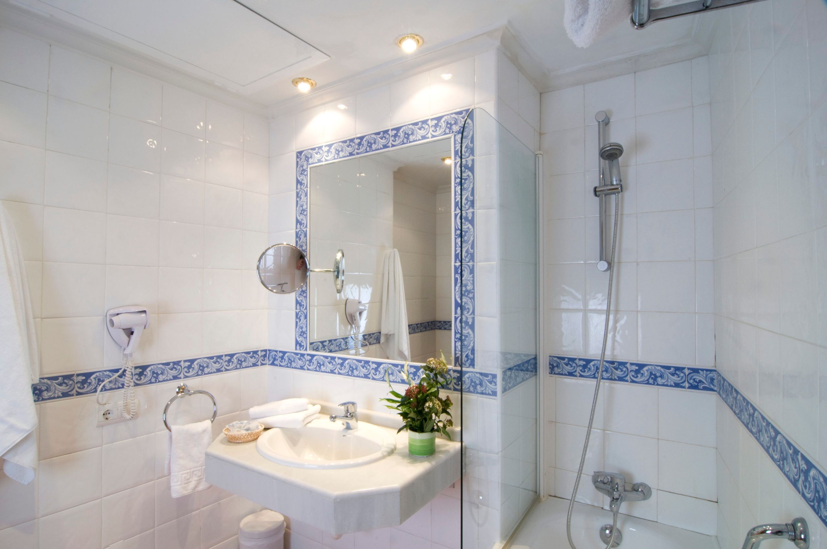 shower, free toiletries, towels