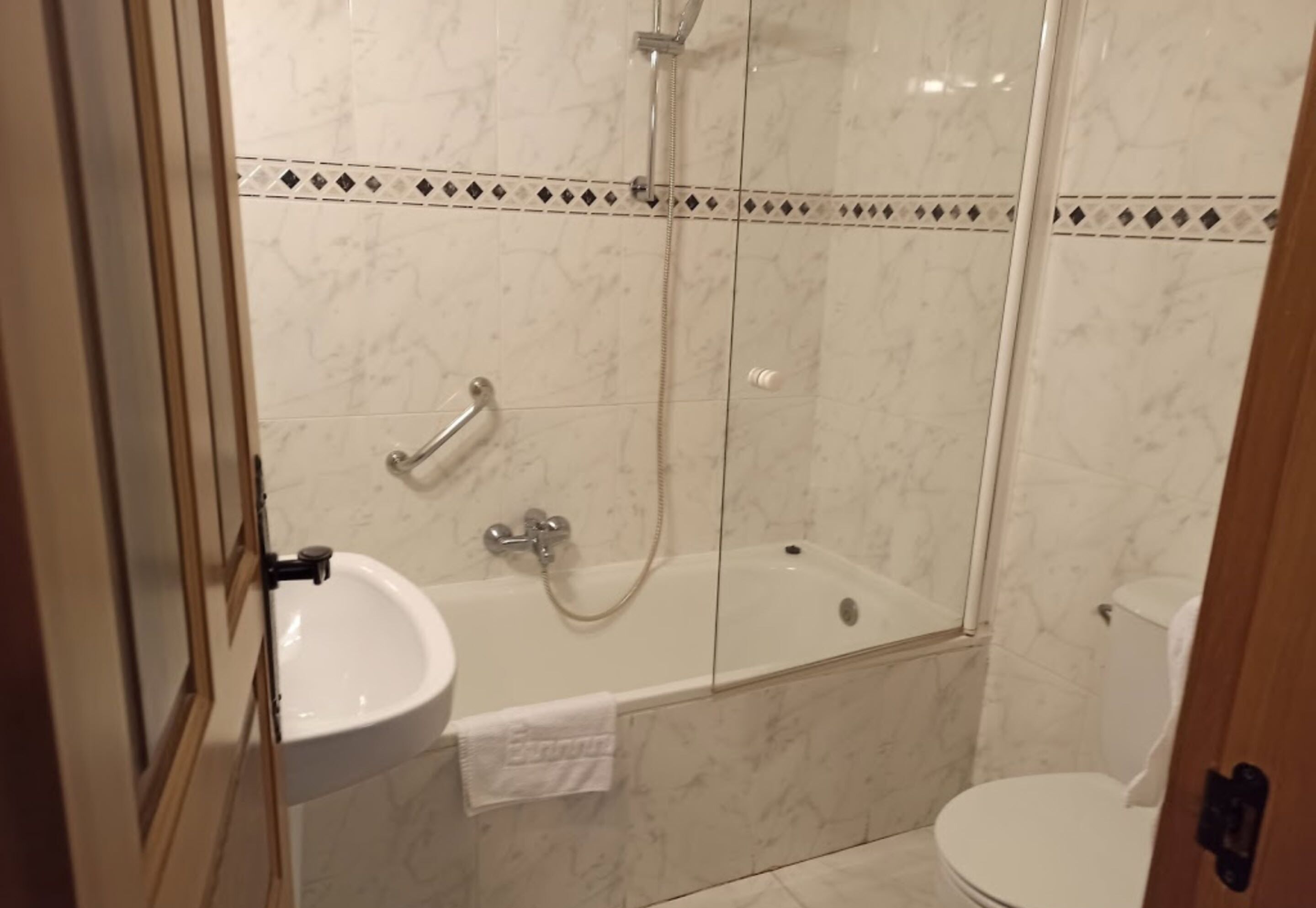 shower, free toiletries, towels