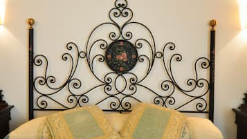 Una cama con cabecera decorativa y dos almohadas.