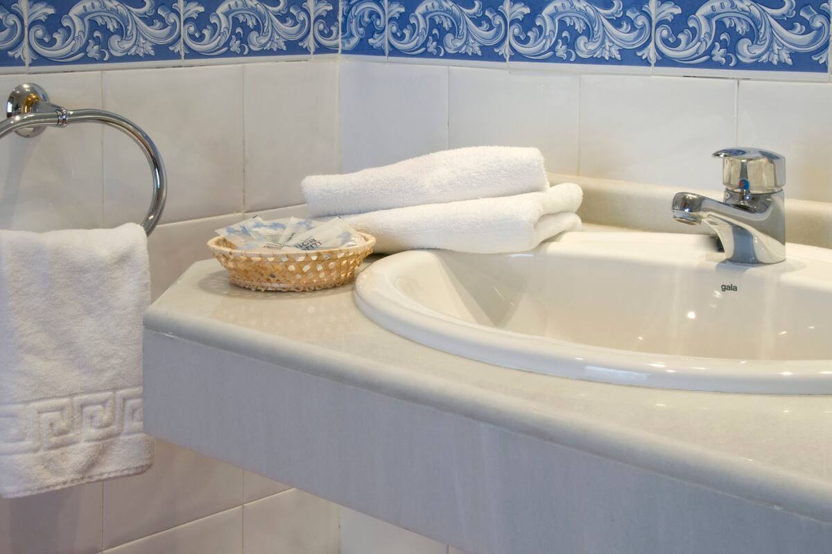 shower, free toiletries, towels