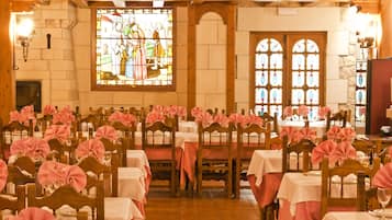 Se sirven desayunos, comidas, cenas y cocina local