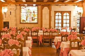 Frühstück, Mittagessen, Abendessen, lokale Küche