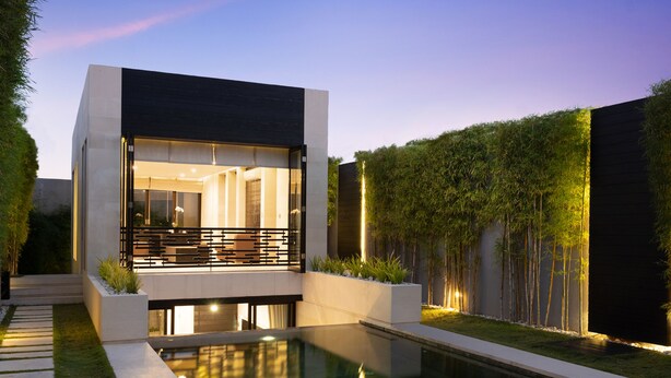 A modern house with a pool, featuring a minimalist design, a balcony, and a well-maintained garden. - eqUILIBRIA SEMINYAK (Keroboken Kelod)