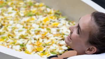 Eine Badewanne voller Blumen.