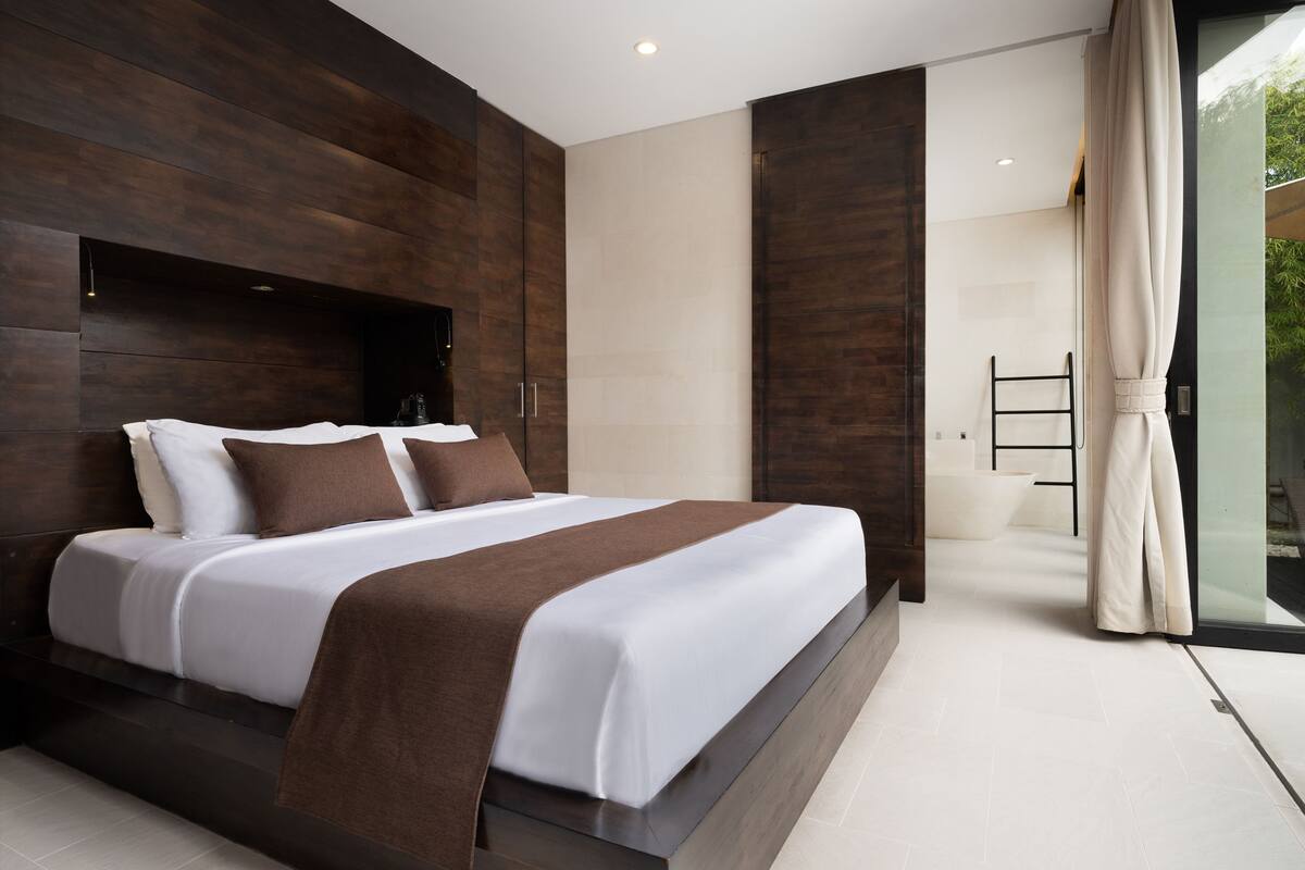 villa (pool villa) | select comfort beds, minibar, in-room safe, desk