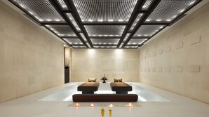 A spa room with two massage tables, a reception desk, and a reception area. - eqUILIBRIA SEMINYAK (Keroboken Kelod)
