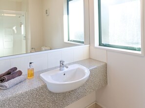 Estudio básico, 1 cama de matrimonio | Baño | Artículos de higiene personal gratuitos, secador de pelo y toallas