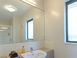 Estudio estándar | Baño | Artículos de higiene personal gratuitos, secador de pelo y toallas