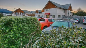 Una hilera de casas modernas con un estacionamiento al frente.