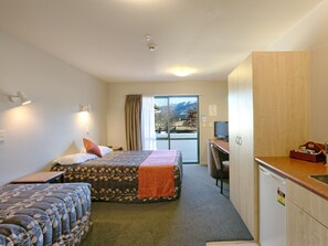 Twin/Triple Studio | Desk, blackout drapes, free WiFi, bed sheets - Bella Vista Motel Hanmer Springs (Hanmer Springs)