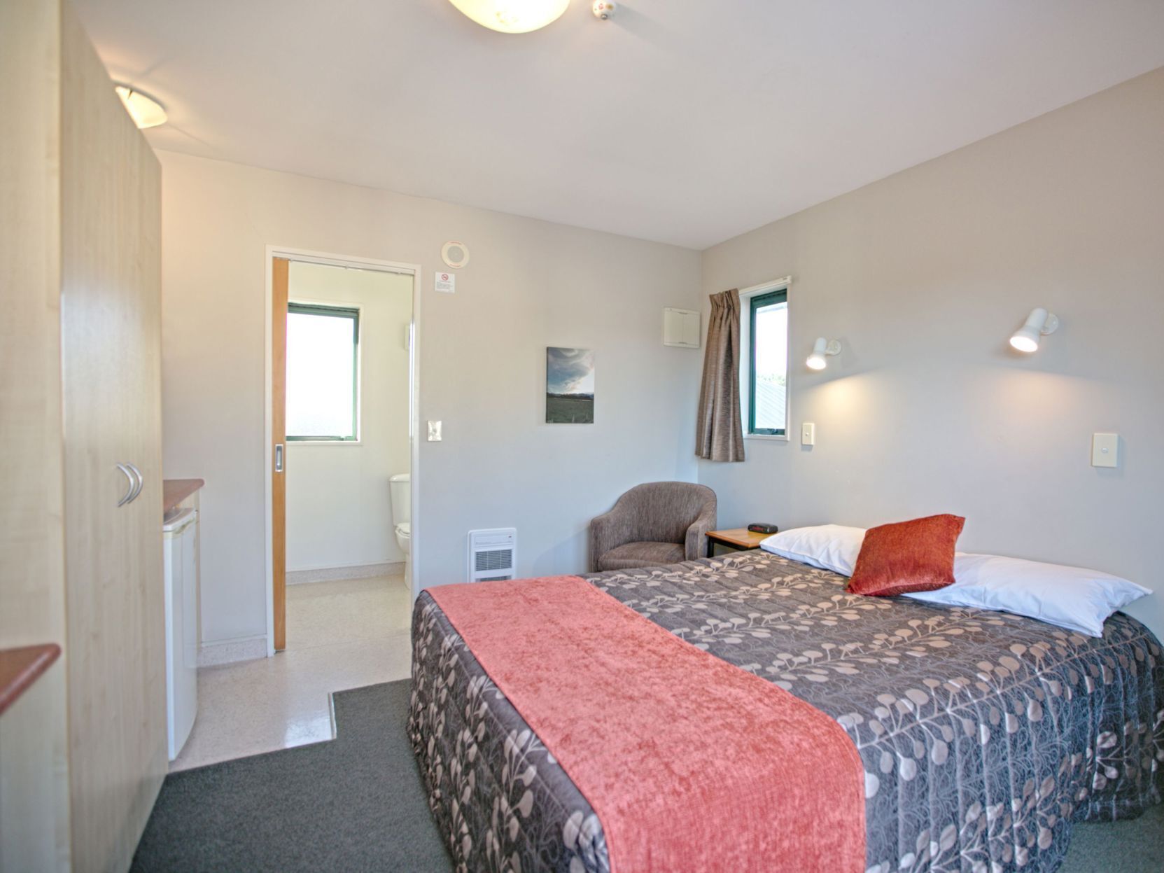 办公桌、遮光窗帘、免费 WiFi、床单