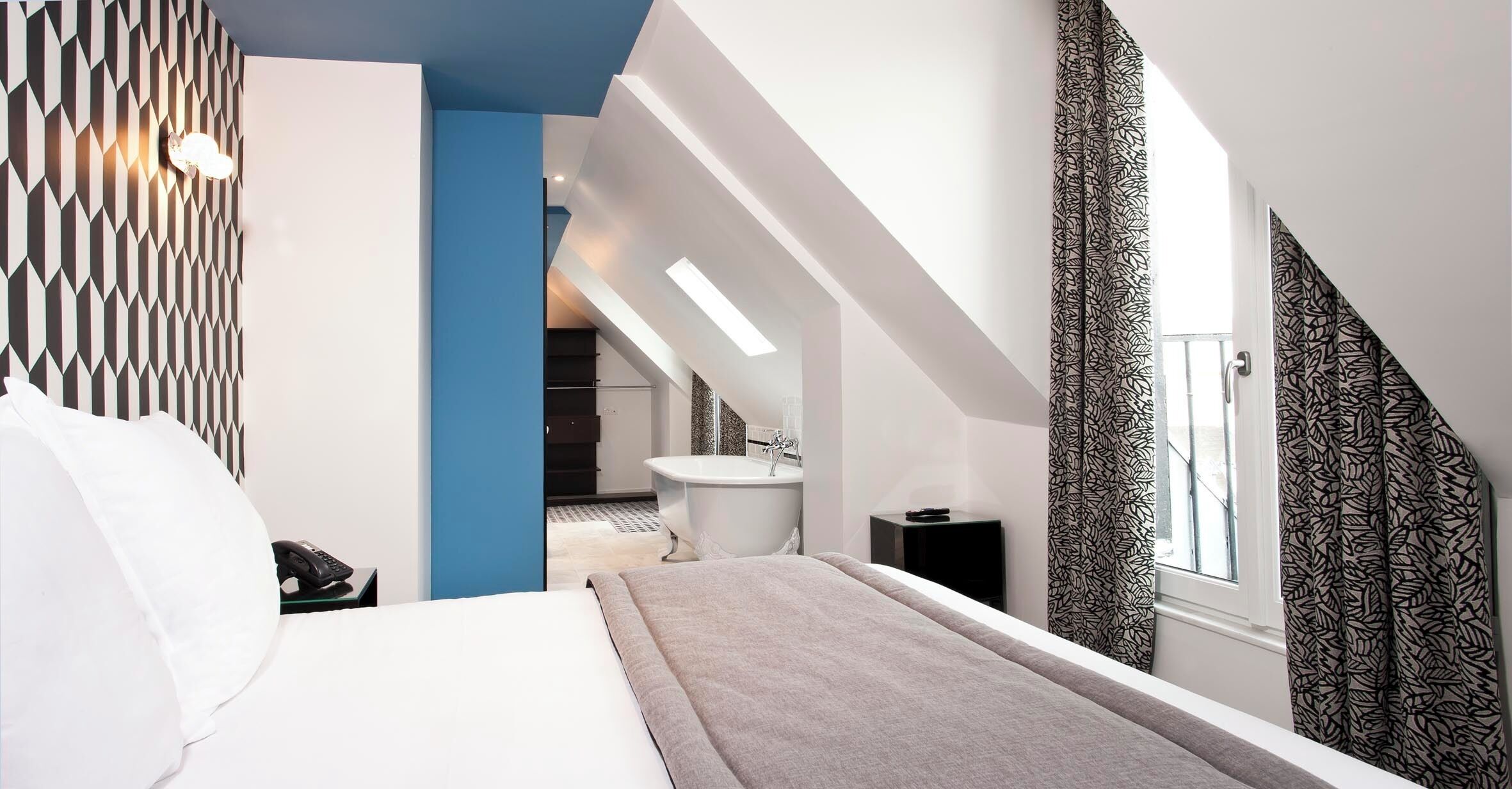 suite | in-room safe, soundproofing, free wifi, bed sheets