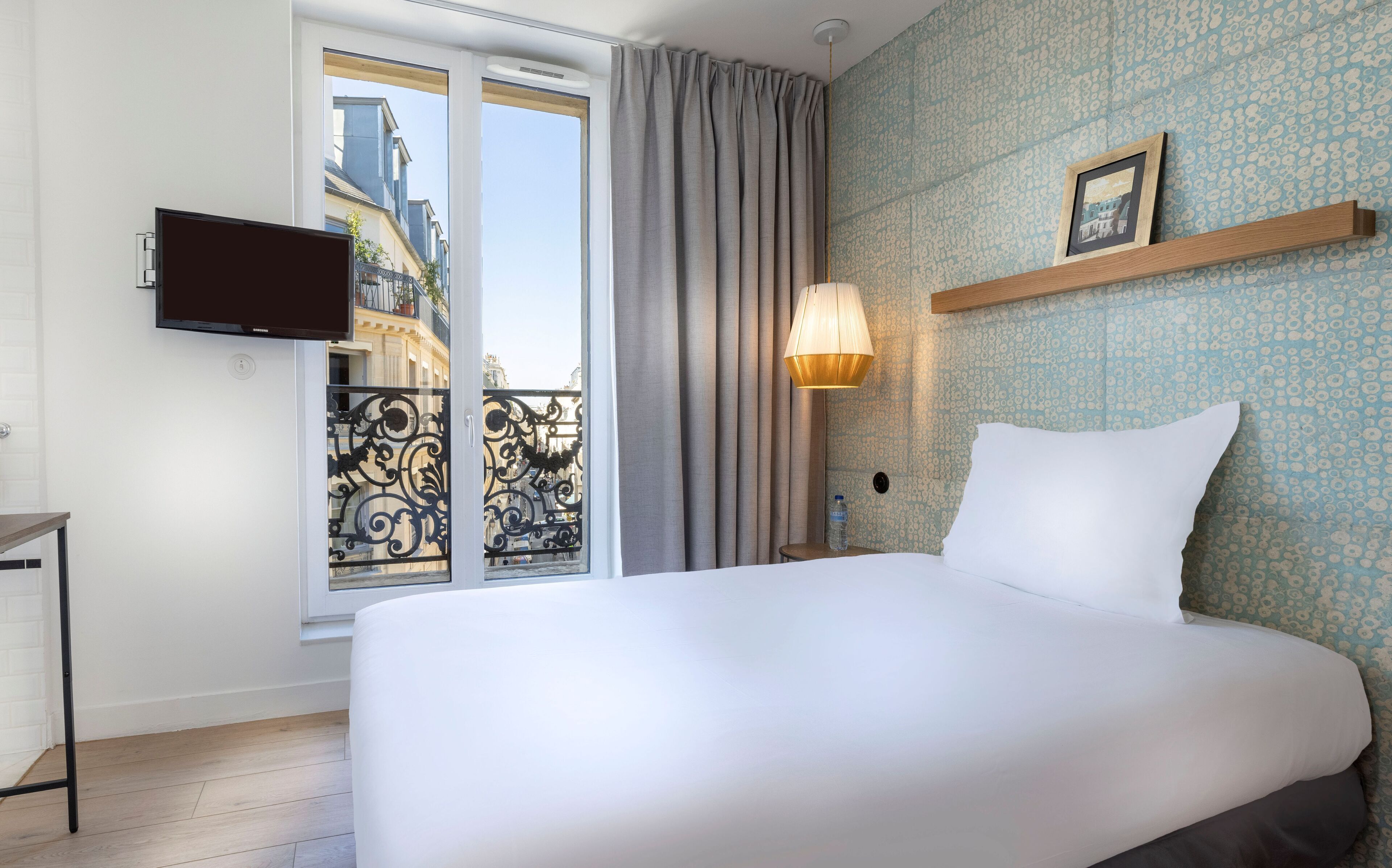 single room | in-room safe, soundproofing, free wifi, bed sheets