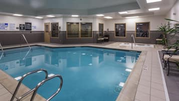 Piscine couverte, accÚs possible de 06 h 00 à 22 h 00, chaises longues