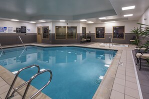 Een binnenzwembad, open van 06.00 uur tot 22.00 uur, en ligstoelen