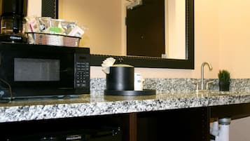 Studio, 2 Queen Beds, Accessible, Bathtub | Living area | 40-inch TV with satellite channels