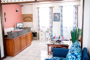 Check-in/check-out kiosk - Tropical Breeze Guesthouse and Furnished Apartments (Gros Islet)