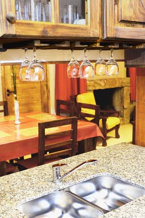 Seprai premium, selimut bulu angsa, bantalan ekstra lembut, dan minibar
