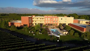 A hotel with a swimming pool, outdoor seating, and a view of mountains. - Fuente Mayor Hotel And Resort (Tunuyan)