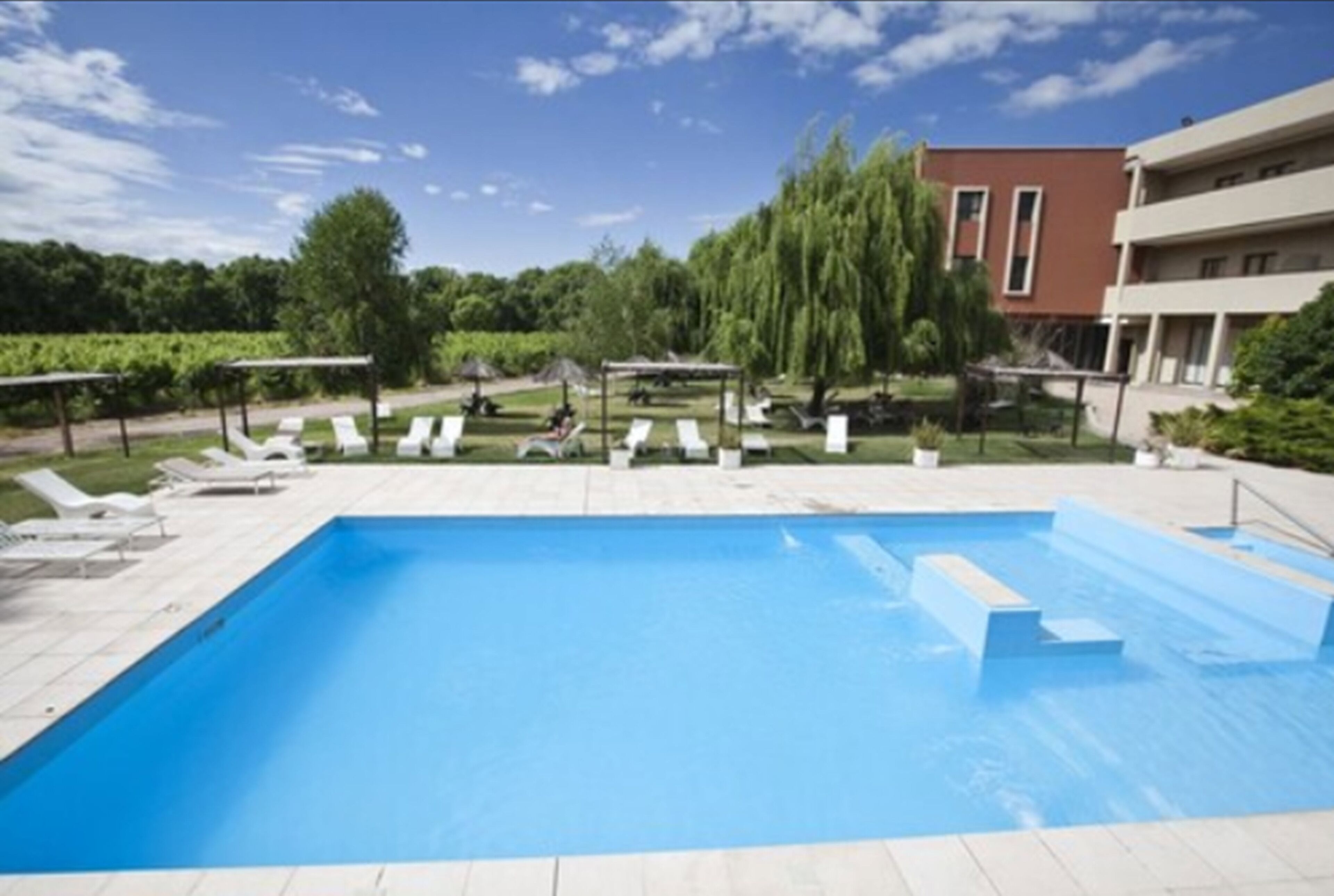 Hồ bơi trong nhà, hồ bơi ngoài trời, dù/ô trên bãi biển/hồ bơi 