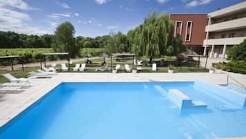 Hồ bơi trong nhà, hồ bơi ngoài trời, dù/ô trên bãi biển/hồ bơi