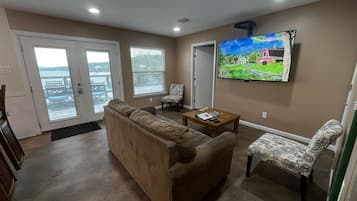 Deluxe Quadruple Room, Lake View | Living area