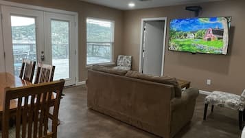 Deluxe Quadruple Room, Lake View | Living area