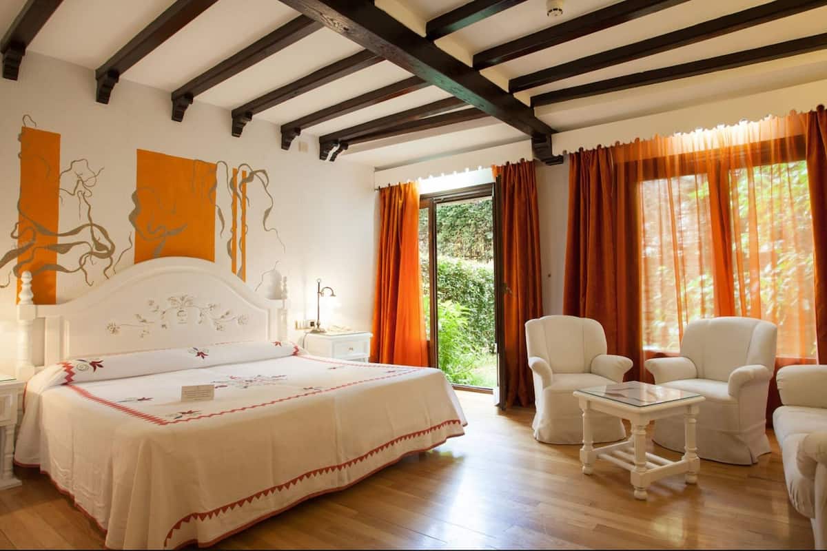 superior room | minibar, in-room safe, desk, free wifi