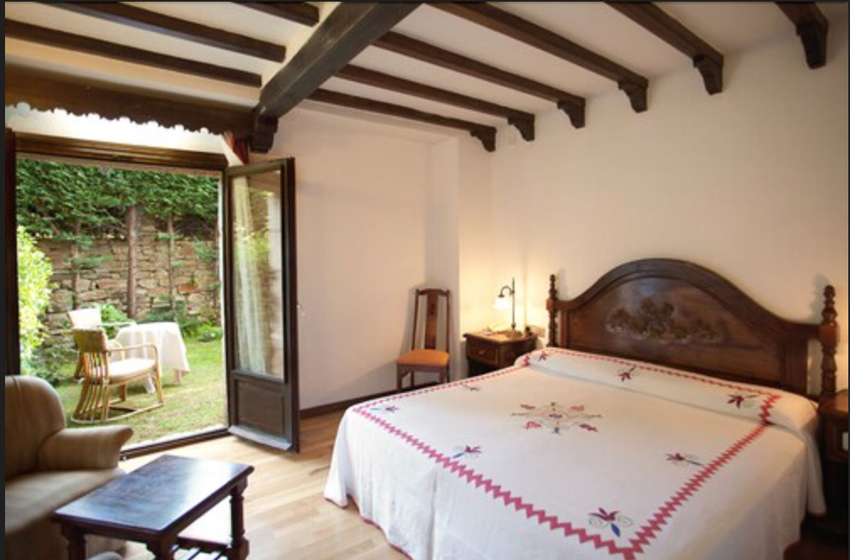 standard room, garden area | minibar, in-room safe, desk, free wifi