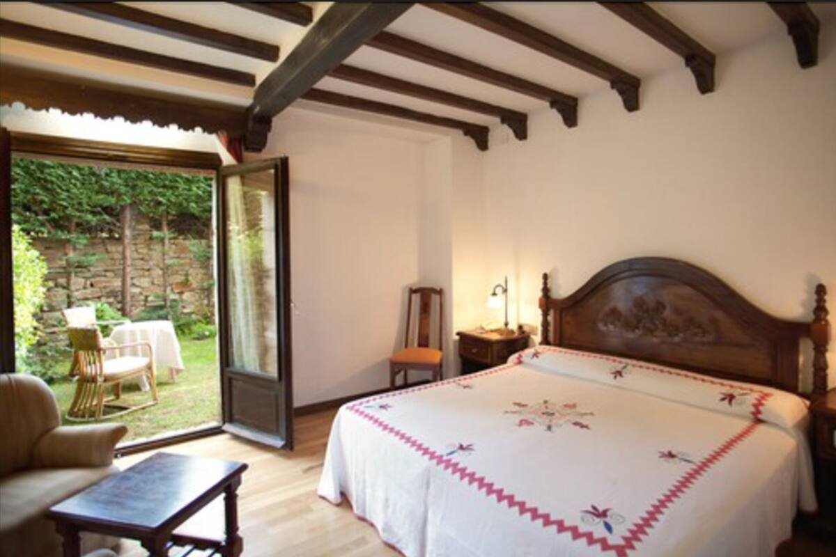 standard room, garden area | minibar, in-room safe, desk, free wifi