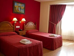 Cribs/infant beds, rollaway beds, free WiFi, bed sheets - Hotel Clemente (Barbastro)