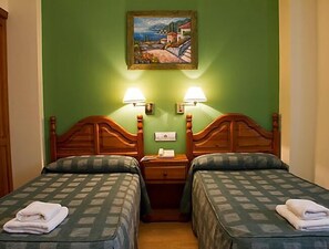 Chambre Double | Lits bébé (en supplément), lits pliants/supplémentaires, Wi-Fi gratuit