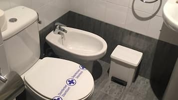 Banyera, articles de tocador gratuïts i tovalloles