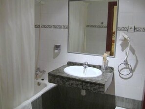 Badekar, toalettartikler (inkludert) og håndklær