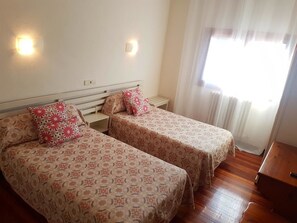 Laptop workspace, rollaway beds, free WiFi, bed sheets - Hotel Rural Quinto Real (Esteribar)
