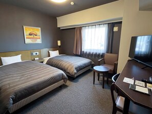 A hotel room with two beds, a desk with a chair, a television, and a painting on the wall. - Hotel Route-Inn Natori (Natori)