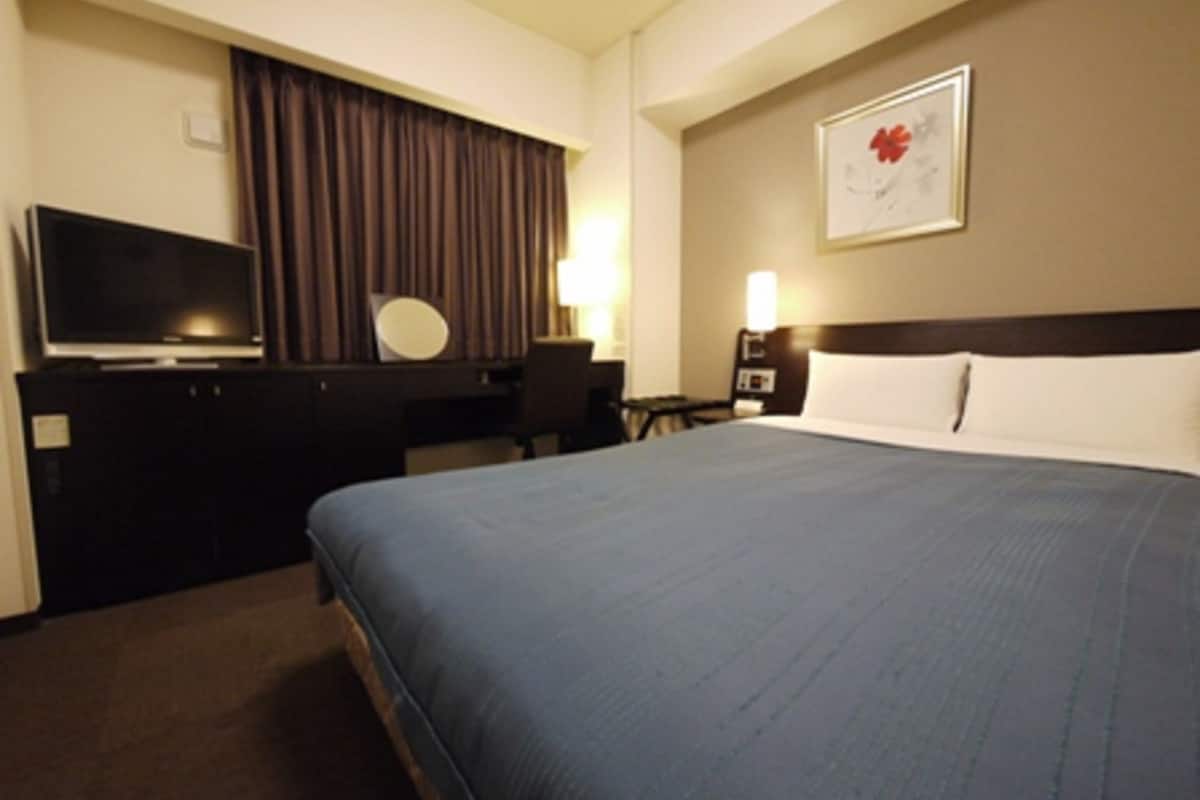 1 bedroom, desk, free wifi, bed sheets