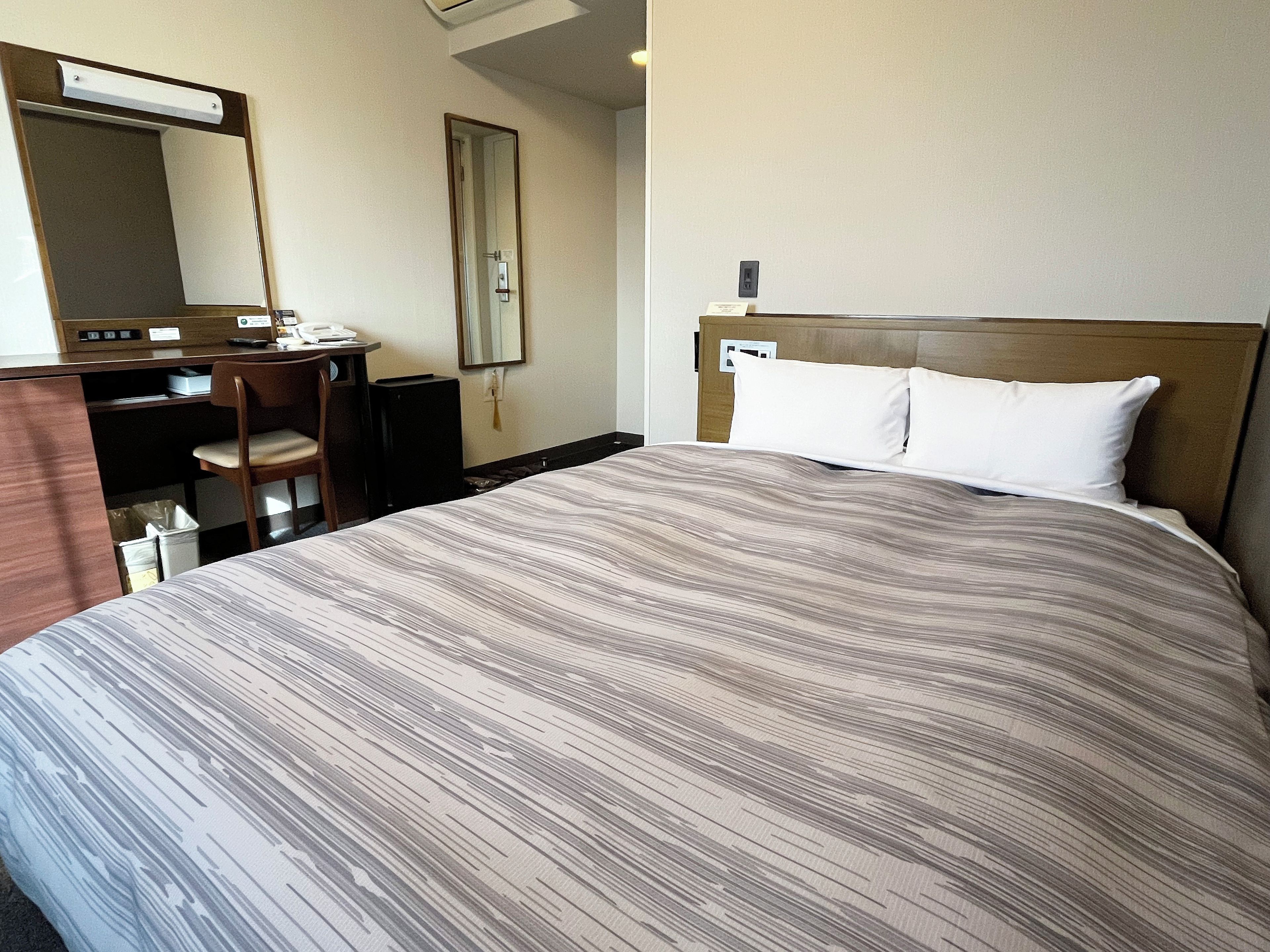 Desk, WiFi (free), bed sheets