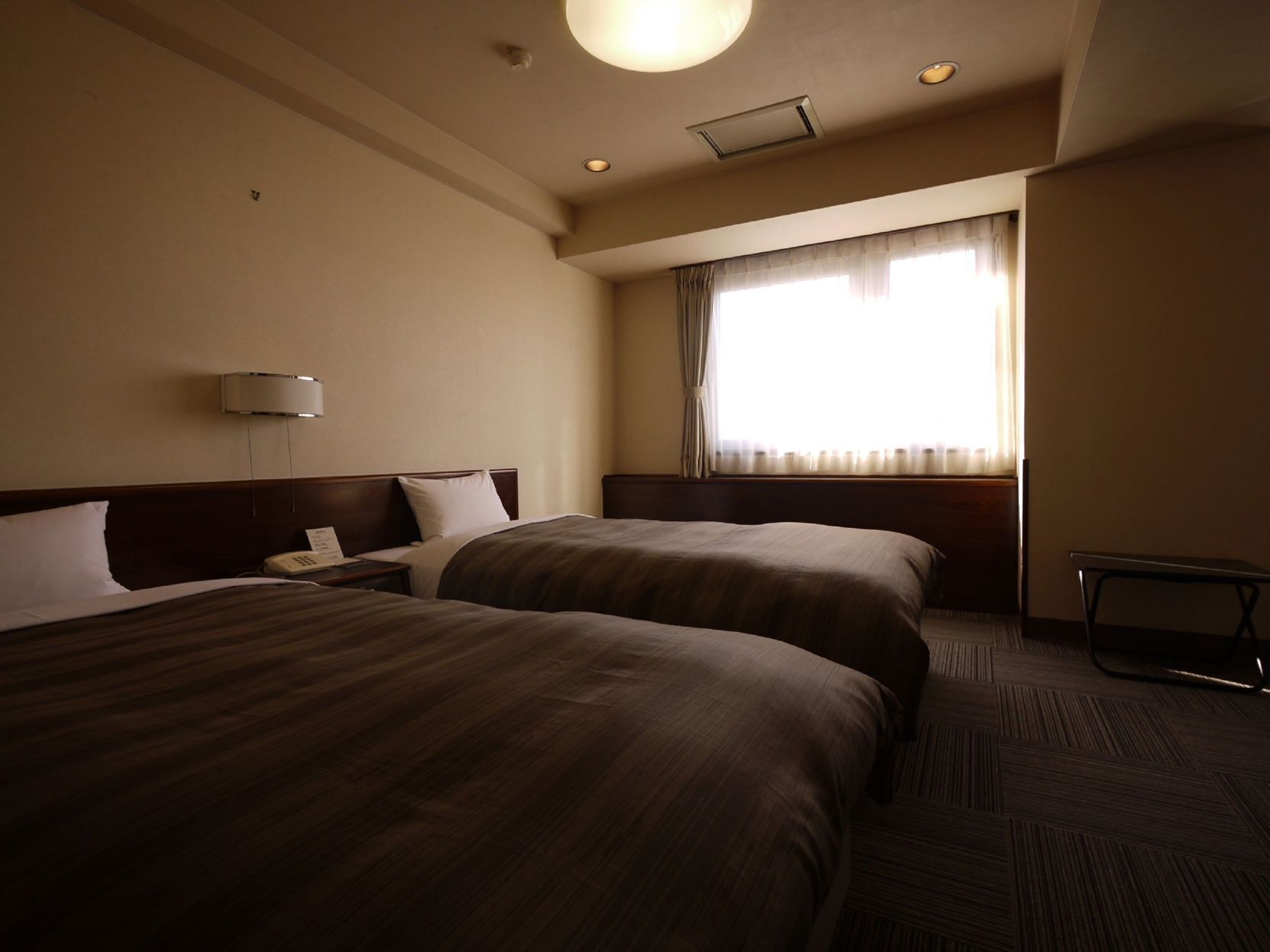 Escritorio, wifi gratis, ropa de cama