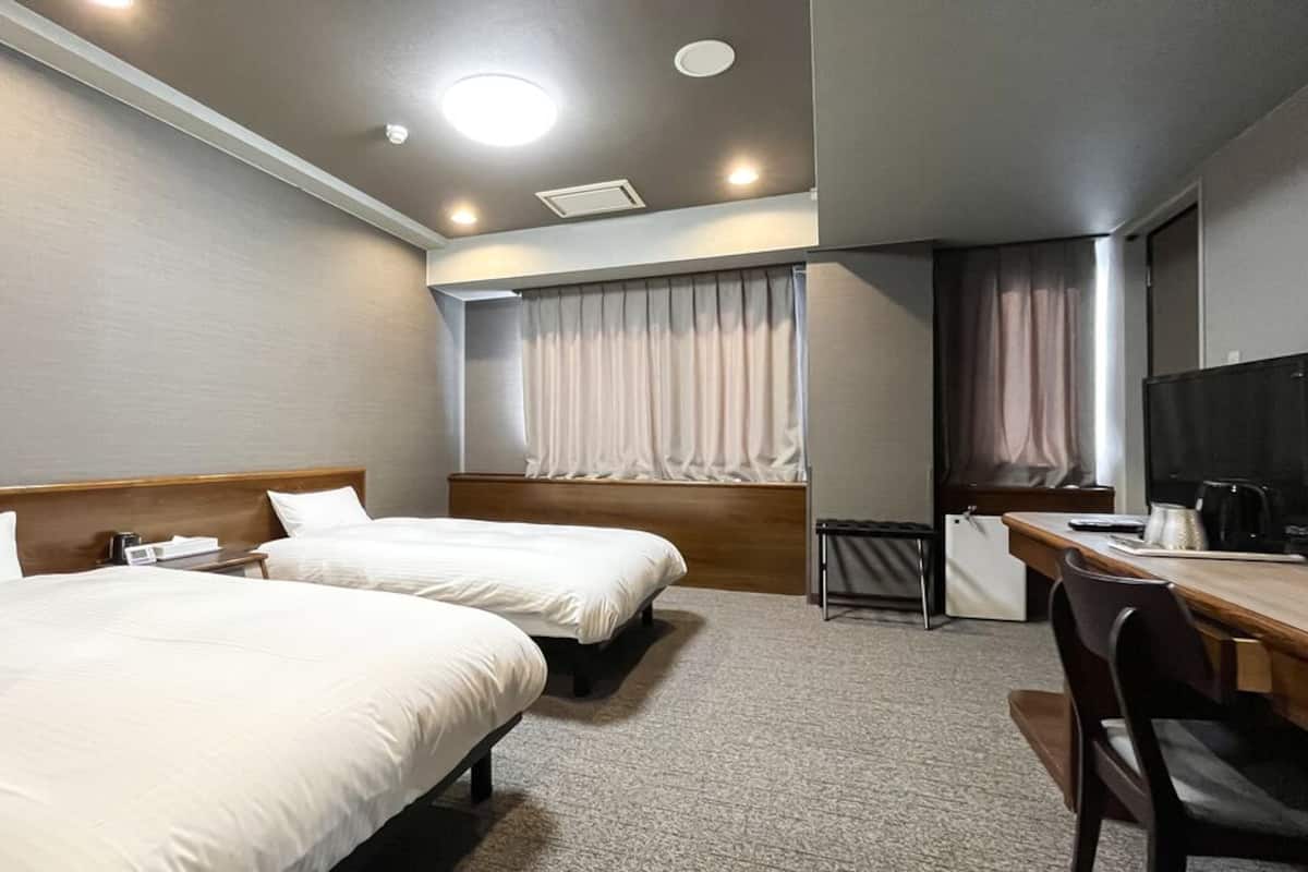 Escritorio, wifi gratis y ropa de cama