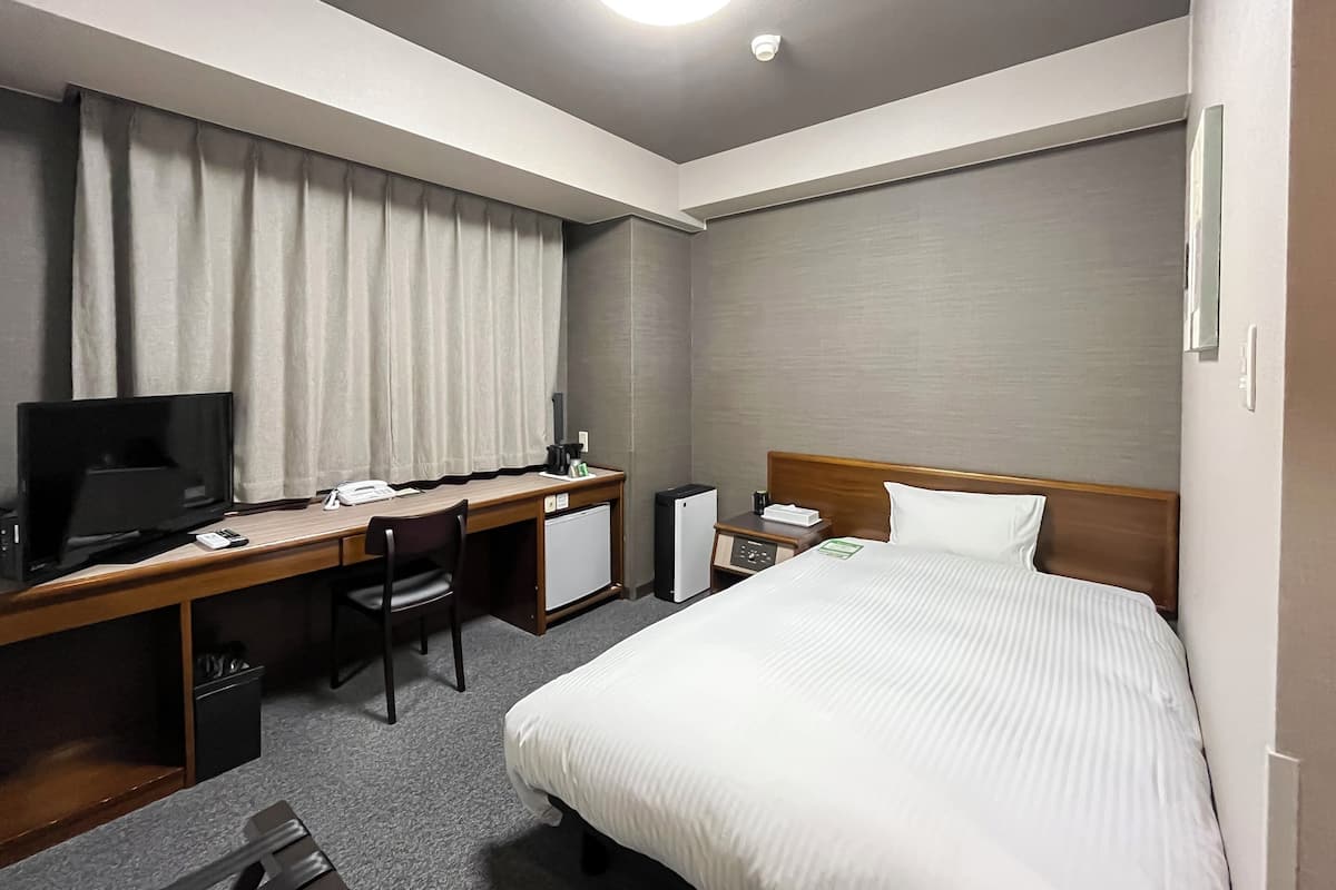 Een bureau, gratis wifi, beddengoed