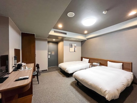 Escritorio, wifi gratis y ropa de cama . Hotel Route-Inn Dai-Ni Nagano
