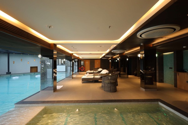 2 indoor pools