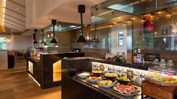 Dagelijks ontbijtbuffet (INR 750 per persoon)