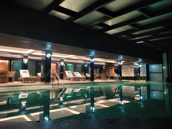 2 indoor pools